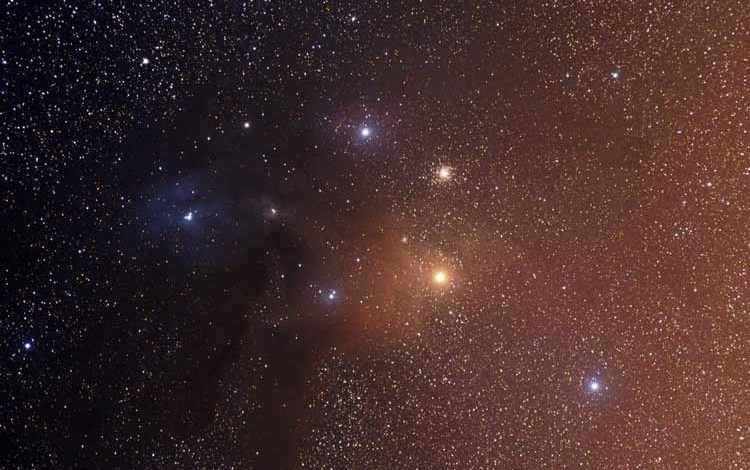 ستاره‌ها، غبار و گاز در نزدیکی ستاره قلب‌العقرب