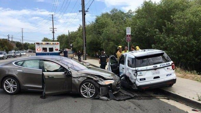 tesla-crashing-police-car.jpg