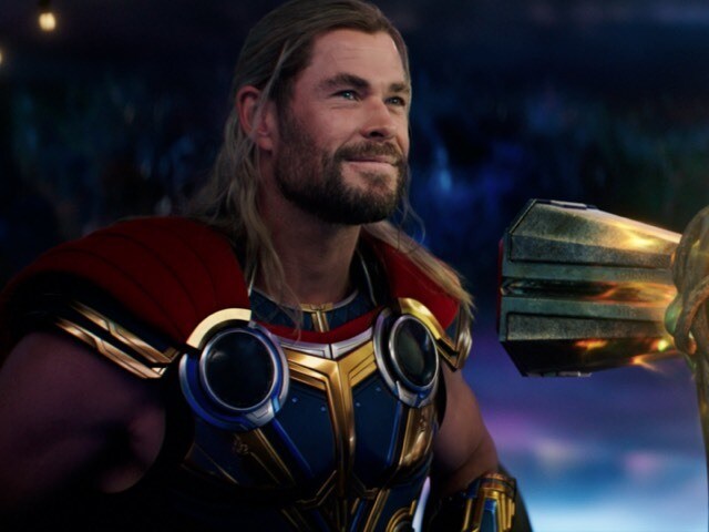 پوستر جدید فیلم Thor: Love and Thunder سلاح جدید و قدیم ثور را نشان می‌دهد