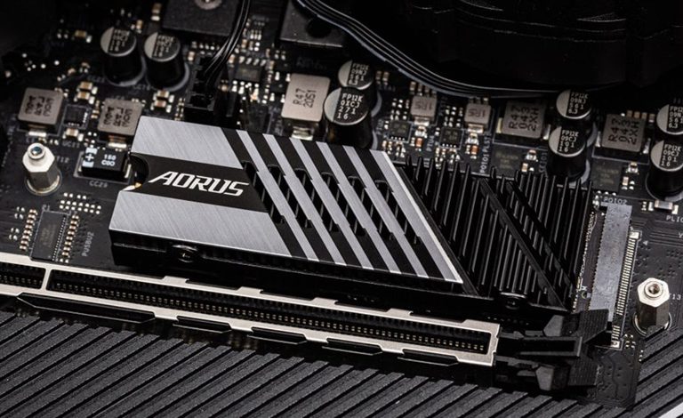 بررسی حافظه SSD Aorus Gen4 7000s گیگابایت