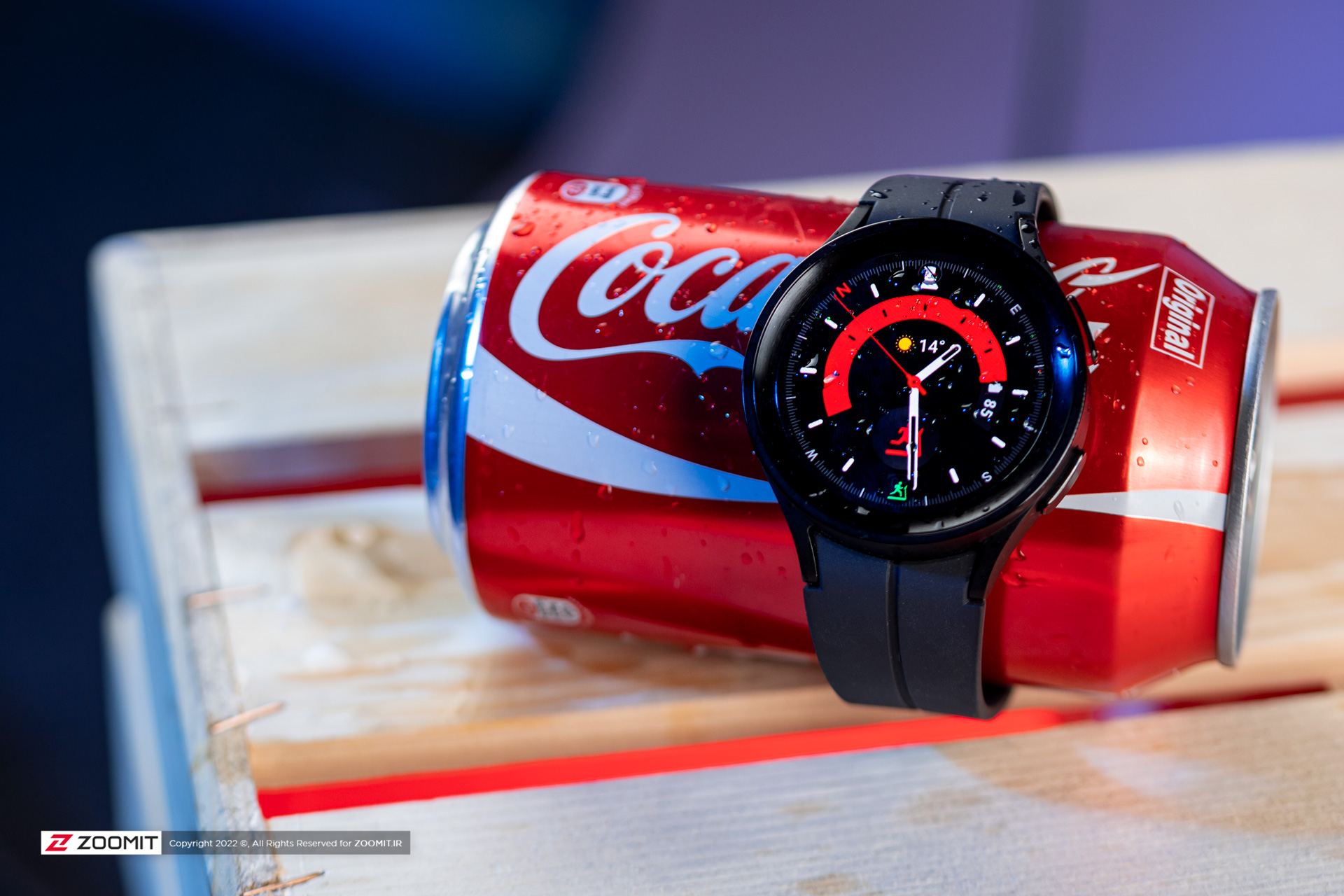 گلکسی واچ ۵ پرو روی نوشابه