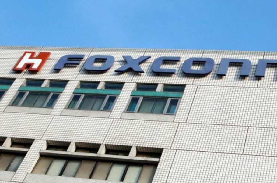 فاکسکان به کارگرانی که کارخانه تولید آیفون را ترک نکنند، 1800 دلار پاداش می‌دهد