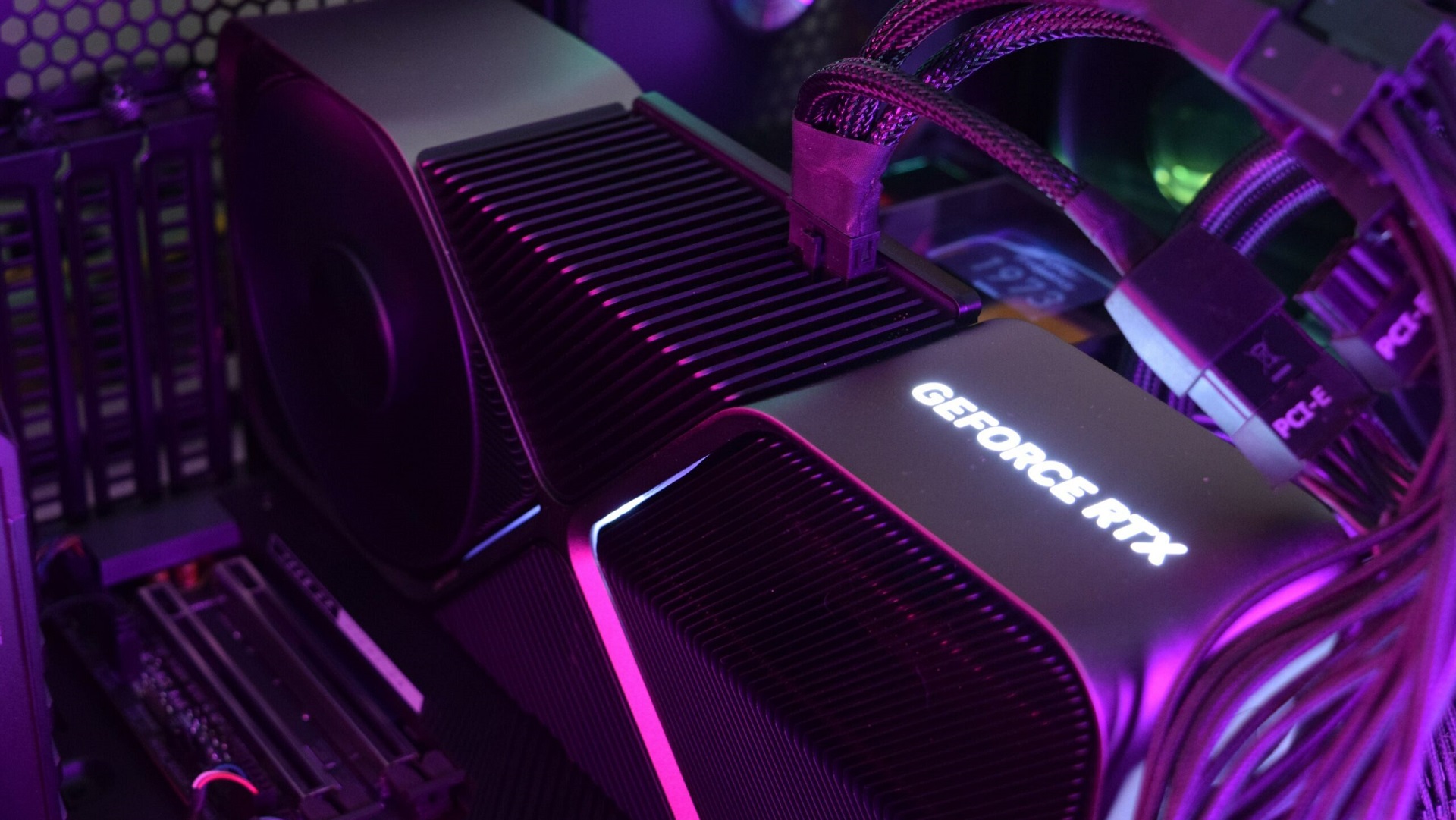 انتشار نخستین تصاویر کارت گرافیک Gigabyte GeForce RTX 4070 Ti