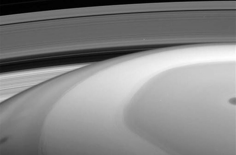 تصویر روز ناسا: کاسینی در میان زحل و حلقه‌های آن