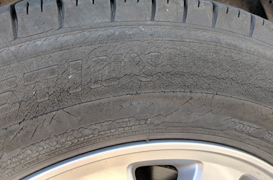 جریمه تصادف با خودرو مجهز به لاستیک فرسوده چیست؟