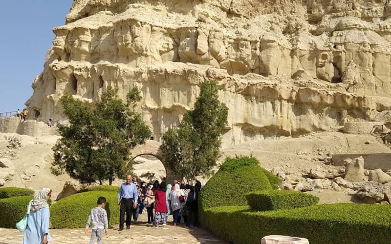 گردشگران در جاذبه ای در قشم