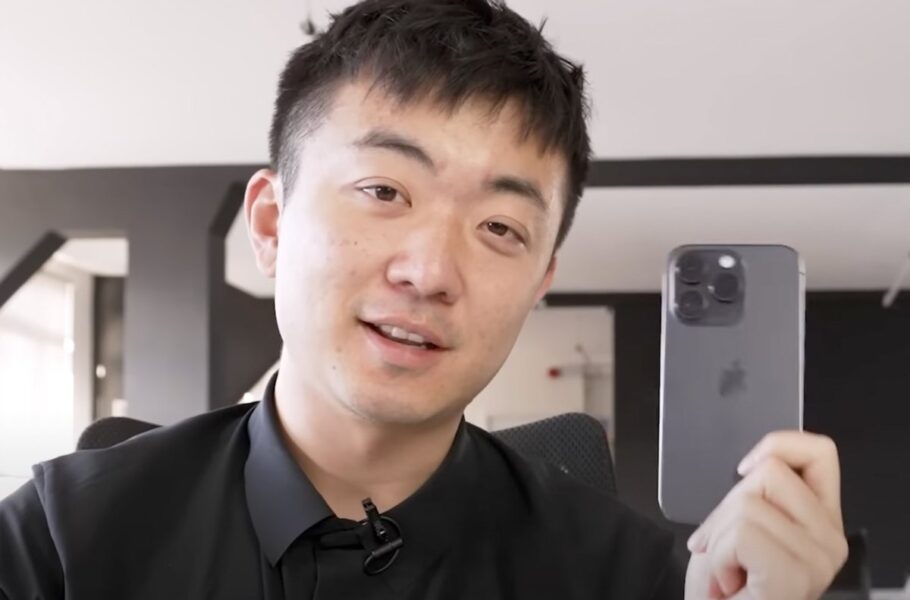 مدیرعامل ناتینگ آیفون 14 پرو را بررسی کرد