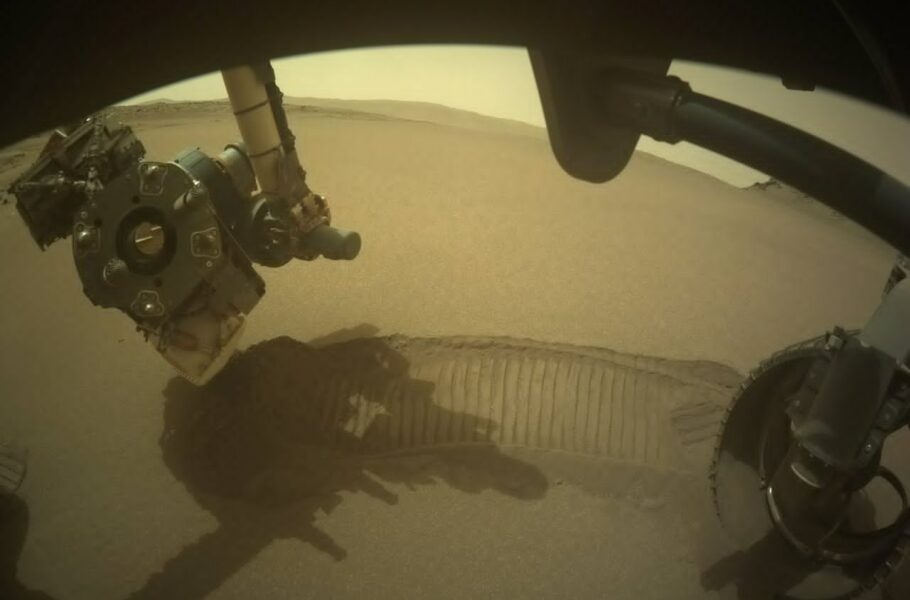 مریخ‌نورد استقامت برای اولین‌بار یک نمونه سنگ‌پوشه از سیاره سرخ جمع‌آوری کرد