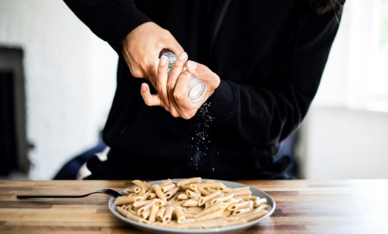 پژوهشگران: مصرف کمتر نمک همراه با غذا، خطر ابتلا به بیماری‌های قلبی را کاهش می‌دهد