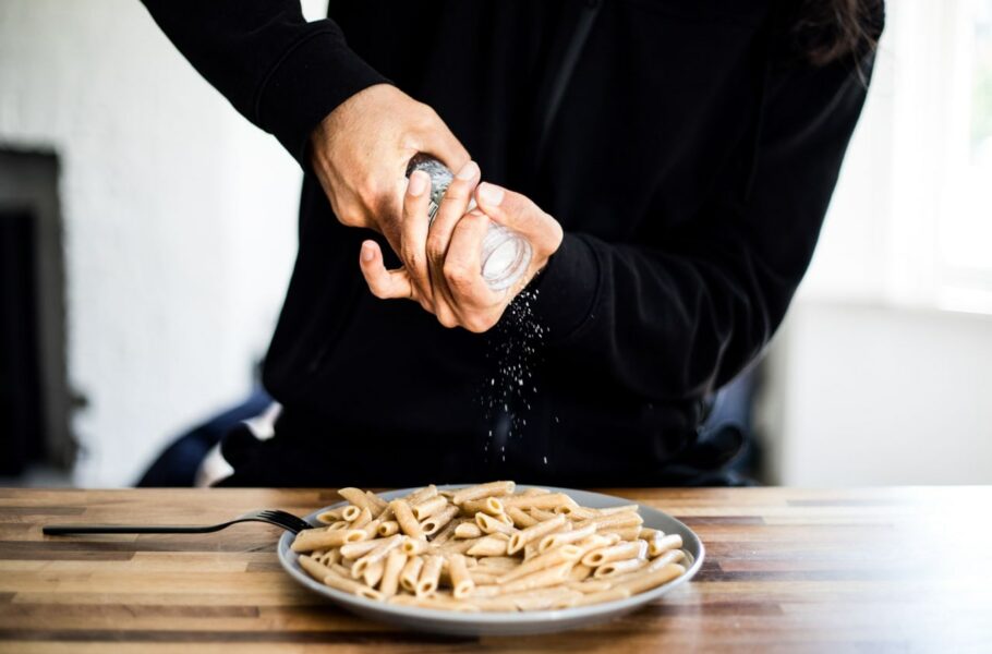 پژوهشگران: مصرف کمتر نمک همراه با غذا، خطر ابتلا به بیماری‌های قلبی را کاهش می‌دهد