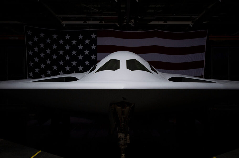 پیشرفته‌ترین بمب‌افکن پنهانکار تاریخ، B-21 Raider بالاخره معرفی شد [تماشا کنید]