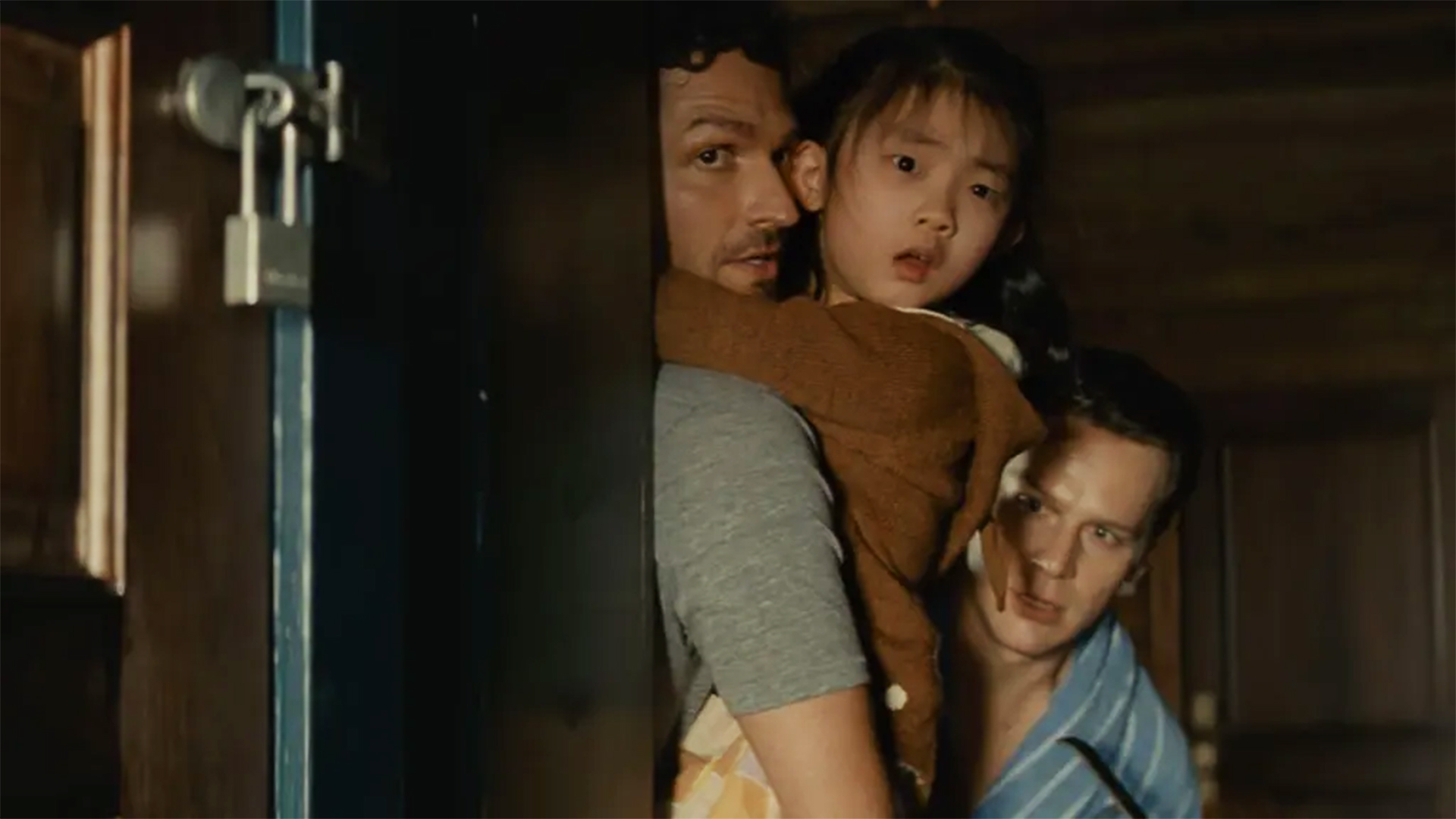 تشریح داستان پیچیده فیلم Knock at the Cabin در ویدیو تازه