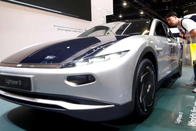 لایت یر تولید خودروی برقی خورشیدی ۲۷۰ هزار دلاری خود را متوقف کرد