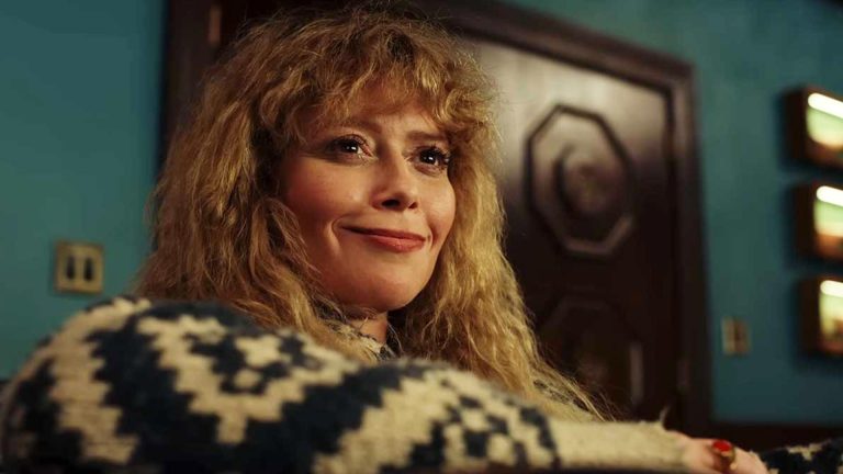 نمایش توانایی‌های ناتاشا لیون در حل جنایت‌ها در تریلر سریال Poker Face