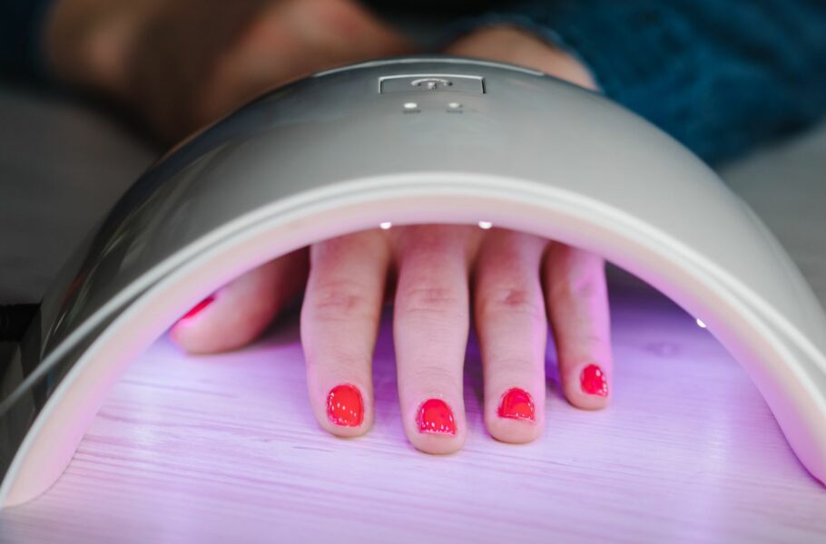 هشدار متخصص پوست: زمان استفاده از لاک خشک‌کن UV از دستکش یا کرم ضدآفتاب استفاده کنید