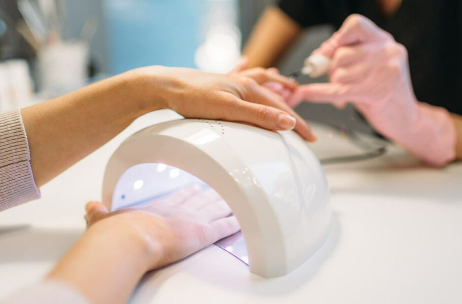 پژوهشی جدید: دستگاه لاک‌ خشک‌کن UV می‌تواند به DNA آسیب بزند و باعث جهش سلول‌ها شود