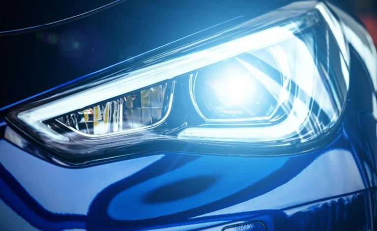 چراغ جلو هالوژن در مقابل LED؛ کدامیک برای خودرو کلاسیک مناسب تر است؟