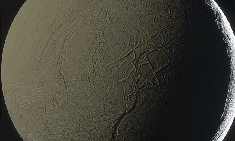 تصویر روز ناسا: انسلادوس اسرارآمیز در معرض زحل‌تاب