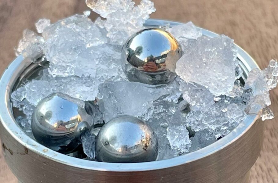 دانشمندان شکل جدیدی از یخ را کشف کردند که شباهت عجیبی به آب مایع دارد