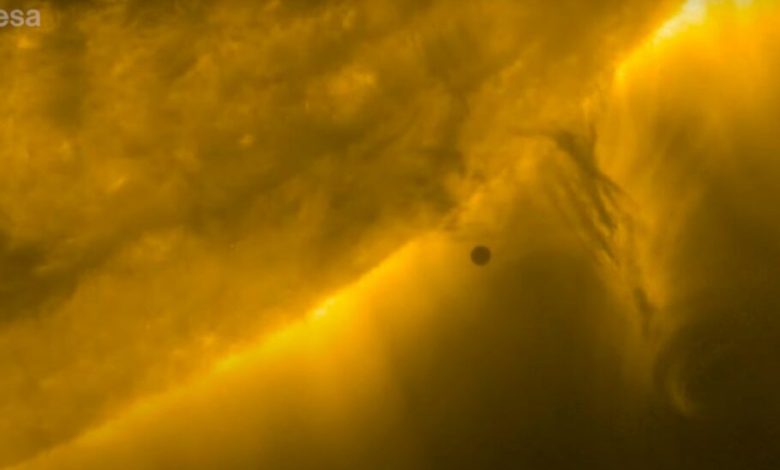مدارگرد ناسا و اروپا تصاویر خیره‌کننده‌ای از عبور سیاره عطارد از مقابل خورشید منتشر کرد