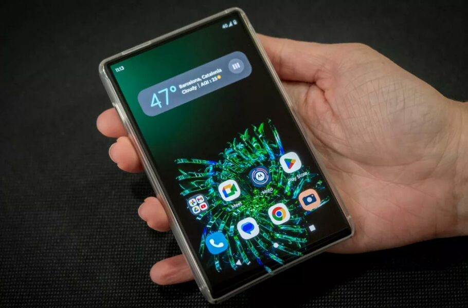 موتورولا از یک گوشی مفهومی با نمایشگر رول‌شونده رونمایی کرد [تماشا کنید]