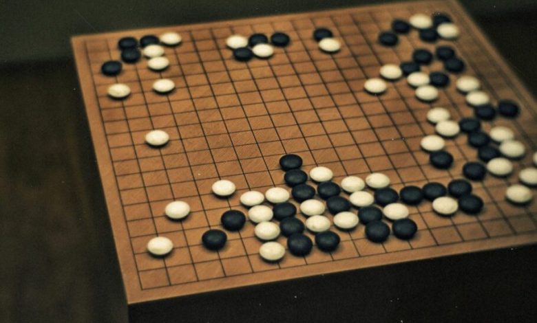 یک بازیکن بالاخره با کمک کامپیوتر توانست هوش مصنوعی AlphaGo را در بازی Go شکست دهد