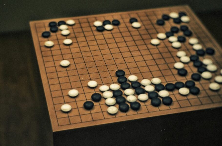 یک بازیکن بالاخره با کمک کامپیوتر توانست هوش مصنوعی AlphaGo را در بازی Go شکست دهد