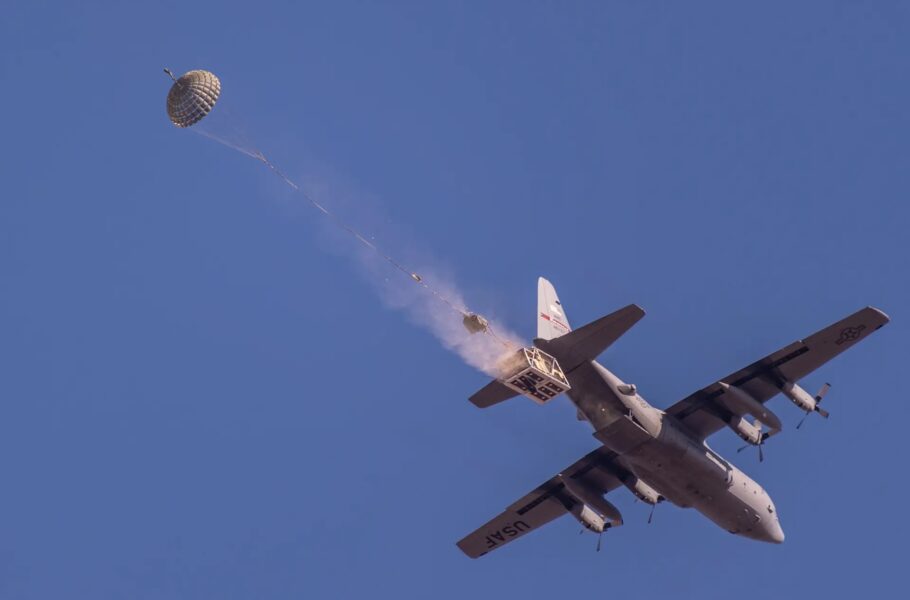 ارتش آمریکا استفاده از کیسه هوا برای محافظت از بار، هنگام رهاسازی از هواپیما را آزمایش می‌کند
