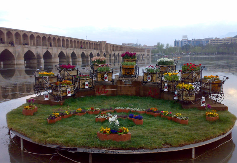 سفره هفت سین مقابل سی و سه پل اصفهان