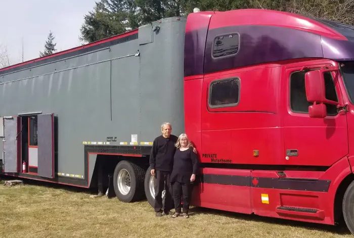 تبدیل کامیون فرسوده به خانه متحرک ۱۸۰ هزار دلاری با تمامی امکانات!