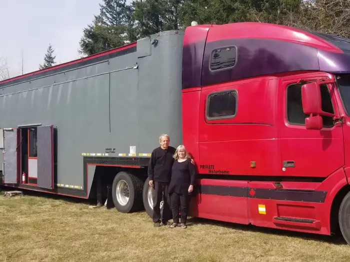 تبدیل کامیون فرسوده به خانه متحرک ۱۸۰ هزار دلاری با تمامی امکانات!