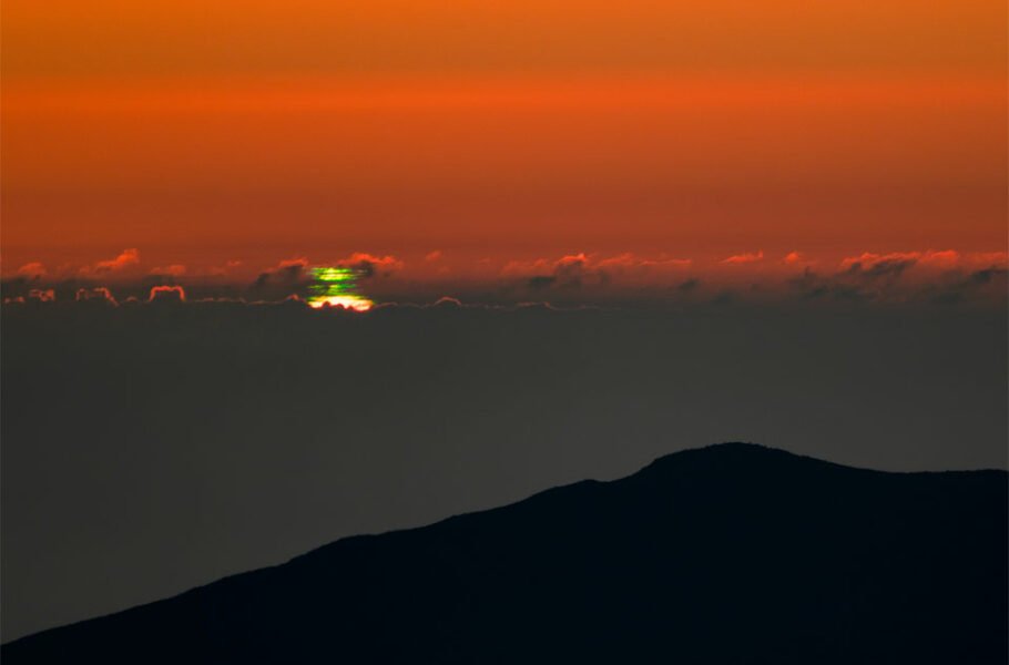 تصویر روز ناسا: سبزدرخش چند لایه‌ غروب خورشید