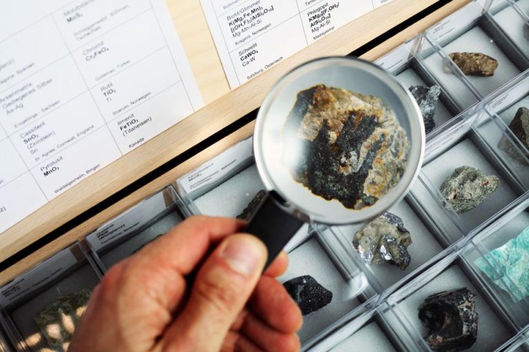 رقابت تسلا و دیگر برندها برای عدم استفاده از فلزات کمیاب در خودروهای برقی