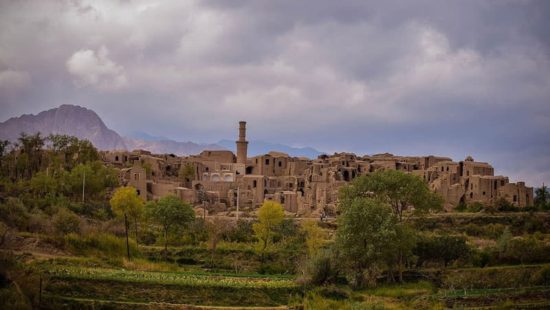 قلعه و بخش باستانی روستای خرانق زیر آسمان ابری