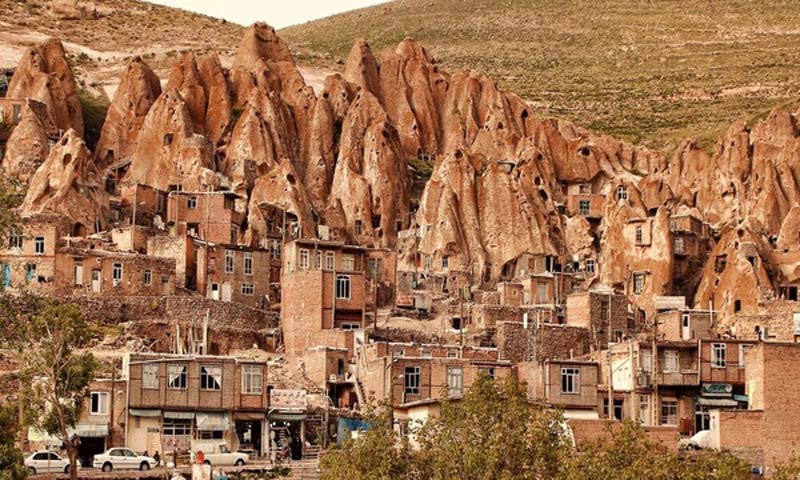 خانه های کله قندی روستای کندوان روی کوه