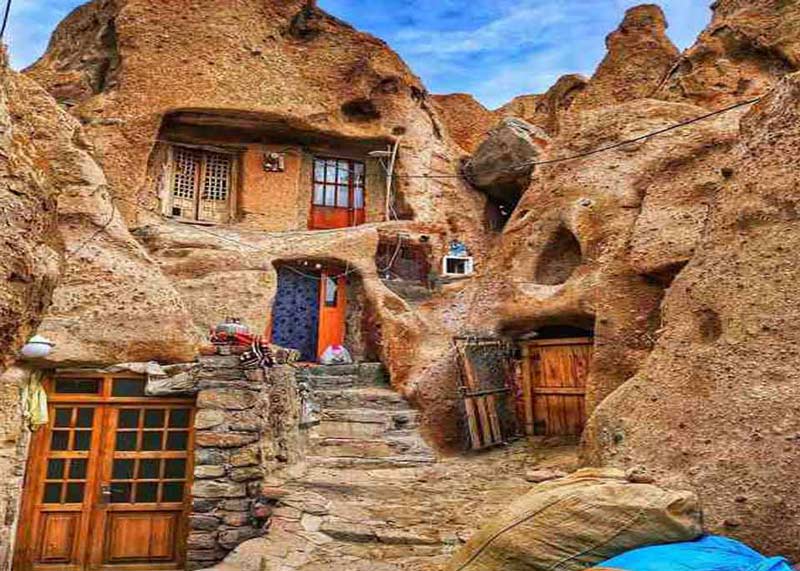 خانه های سنگی روستای کندوان با در چوبی