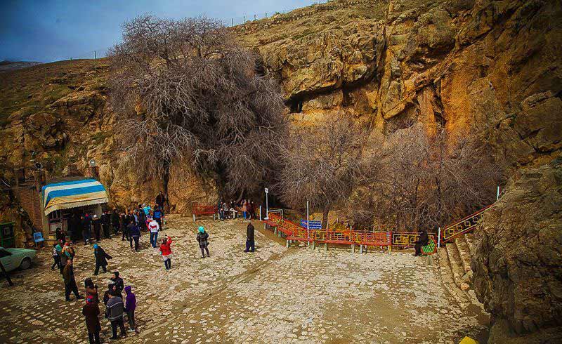 ورودی غار سهولان در میان کوهستان