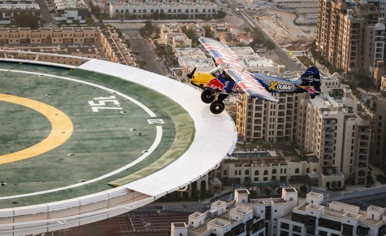 فرود شگفت‌انگیز هواپیما روی جایگاه ۲۰ متری در برج العرب دوبی!