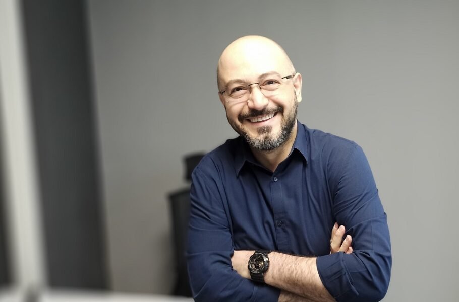 پشت مبل‌های اسنوا، این مرد ایستاده است؛ سبک زندگی اسنوایی در دل چوب و پارچه