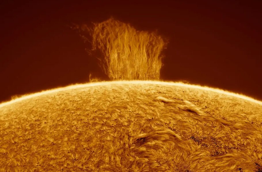 این تصاویر خیره‌کننده یک «آبشار پلاسما» با ارتفاع 8 برابر زمین را روی سطح خورشید نشان می‌دهند