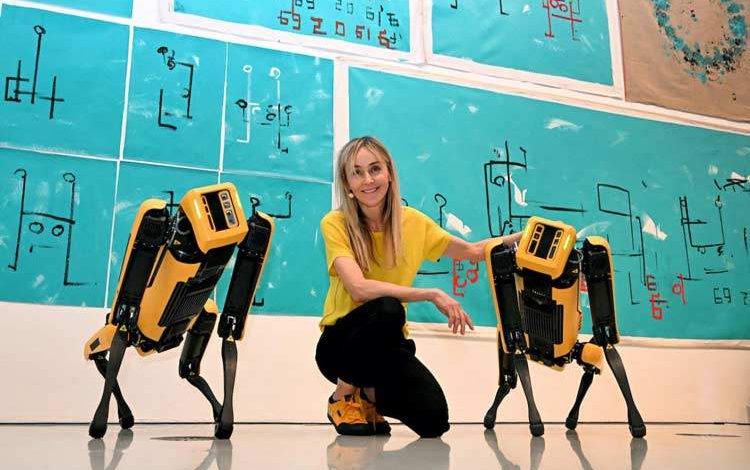 سه سگ ربات در جمع هنرمندان سه‌سالانه گالری ملی ویکتوریا
