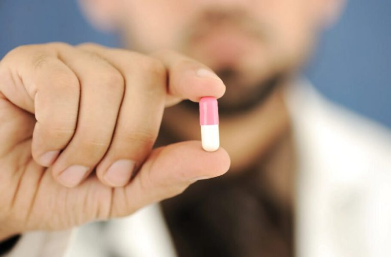 کشف جدید دنیای پزشکی؛ آنتی بیوتیکهایی که با تغییر شکل، باکتریهای مقاوم را فریب میدهند