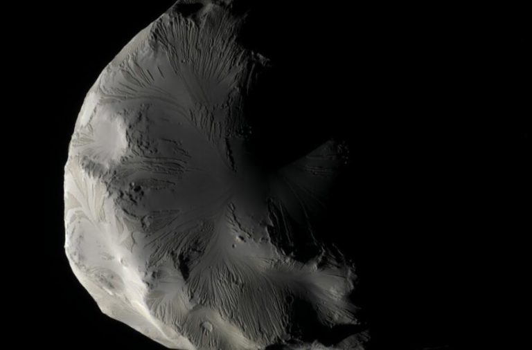 تصویر روز ناسا: تصویری رنگی از هلنه، قمر زحل