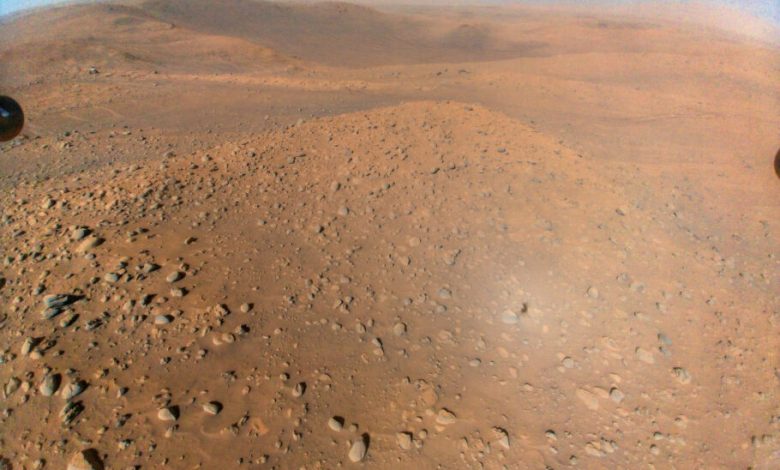 هلیکوپتر نبوغ ناسا تصویری باورنکردنی از مریخ با آسمان آبی منتشر کرد