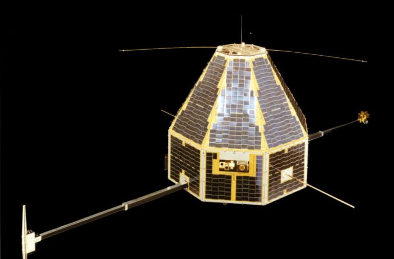 امروز در فضا: هند اولین ماهواره بومی خود، روهینی را به فضا ارسال کرد