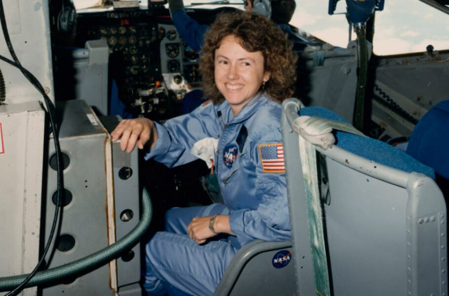 امروز در فضا: کریستا مک‌اولیف به‌عنوان اولین معلم در فضا انتخاب شد