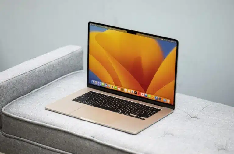 اپل مک بوک ایر 15 اینچی را به‌دلیل محدودیت پردازنده‌های اینتل، دیرتر ساخته است