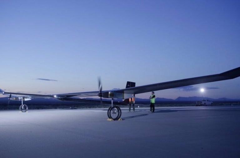 این هواپیمای خورشیدی عجیب موفق به پرواز در استراتوسفر زمین شد [تماشا کنید]