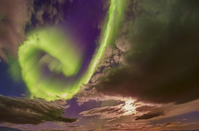 تصویر روز ناسا: شفق قطبی مارپیچی بر فراز گسل ایسلند