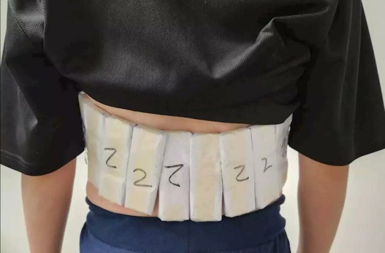 دستگیری یک قاچاقچی چینی که 306 پردازنده را به بدنش چسبانده بود